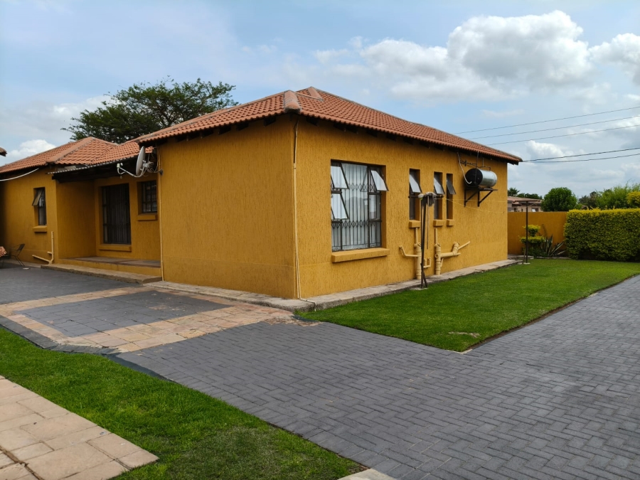8 Bedroom Property for Sale in Monakato North West